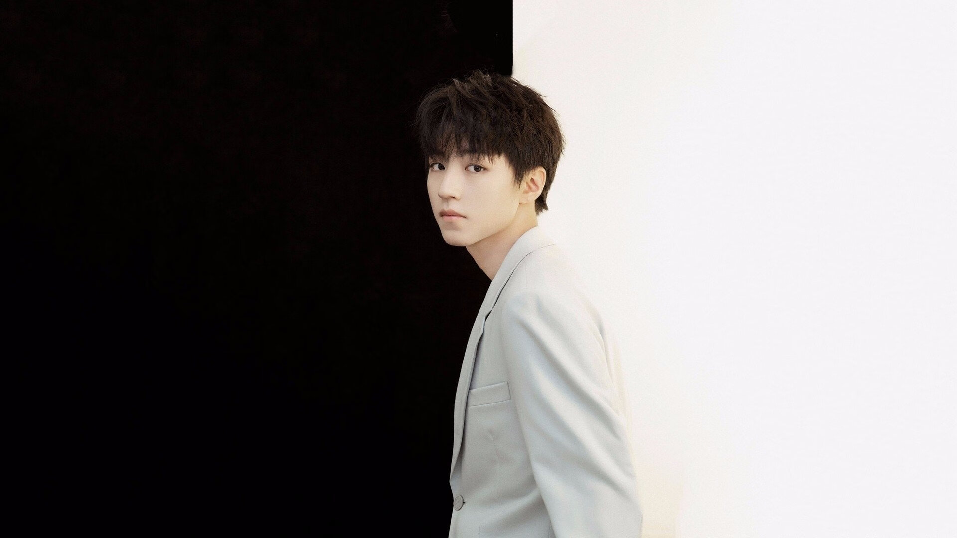 爱游戏娱乐平台-冰上曲棍球赛火热进行，观众热情高涨，冰上曲棍球介绍