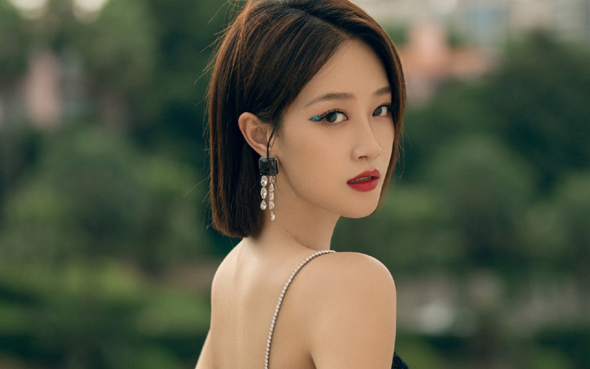 AYX体育-利物浦球星莱万多夫斯基领衔拜仁对决弗赖堡，拜仁和利物浦的打法